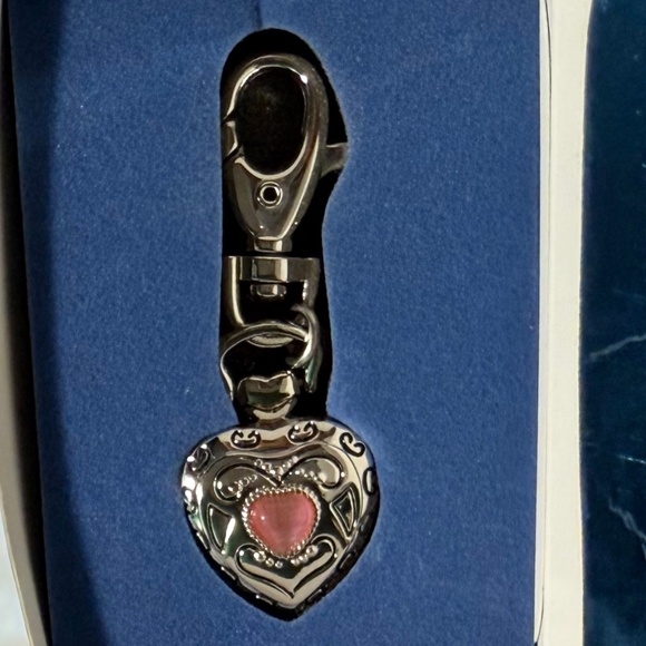 VINTAGE PINK AVON HEART SHAPED COVER CLIP WATCH - Picture 1 of 7